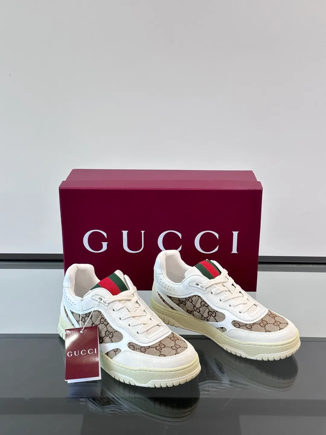 Men's Men's Shoes 💰480 [New Style] 🦨🦨Gucci 𝐆𝐮𝐜𝐜𝐢 𝐑𝐞-𝐖𝐞𝐛 As a sneaker created by Sabato De Sarno for Gucci, the Re-Web series reinterprets the brand's classic stripes, with bold and unique details to set off a modern silhouette design. These shoes are crafted from white leather. This new sneaker is ingeniously decorated with many of the brand's classic details, and is equipped with a bright red and green webbing tongue, which will make people fall in love at first sight. White leather has been specially treated to be soft and shiny, with an embossed grained texture. Script Gucci logo and Interlocking G web label with Interlocking G and script Gucci logo. Rubber outsole with Interlocking G detail eyelets. Web tongue. Size: Female 35-40 (Female 41, 42 customized). Male 38-44 (45, 46 customized)
